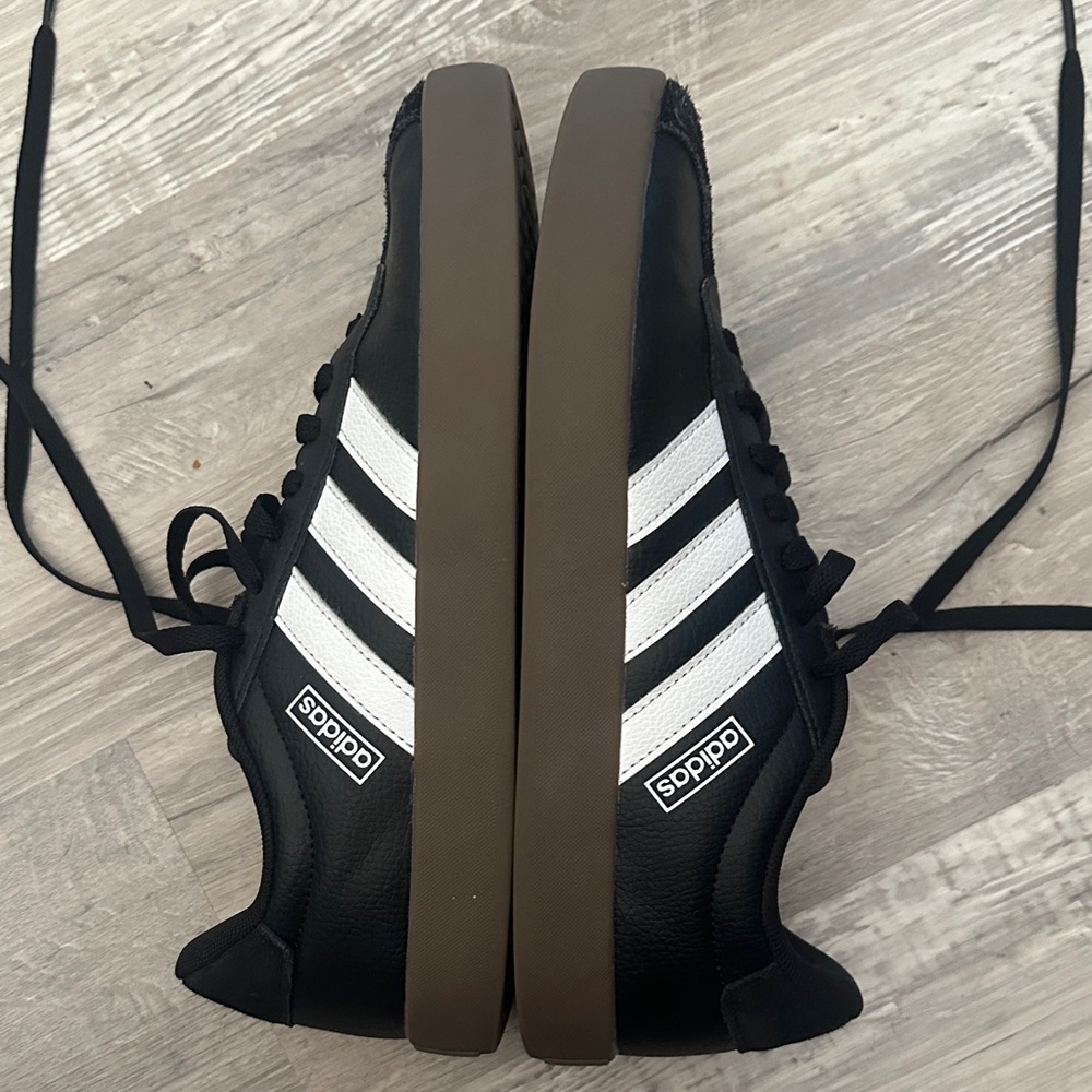 Adidas size 9.5 VL court 3.0 sneakers